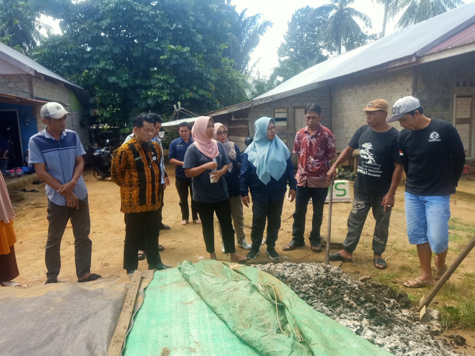Praktik Pembuatan Trichoderma dan Beauveria Bassiana di PPAH Mekar Jaya di Rumah Bu Yulianti Blok B Desa Padang Pangrapat
